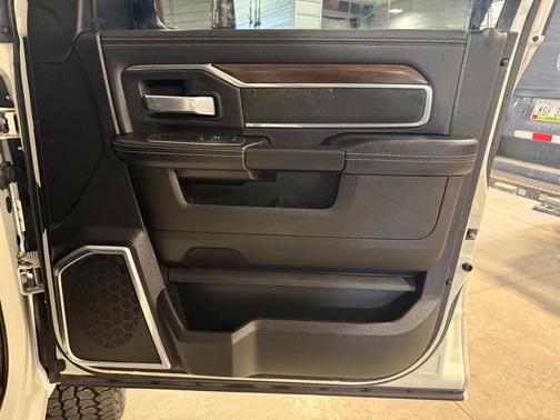 2022 RAM 2500 Laramie Crew Cab 4x4 6'4' Box