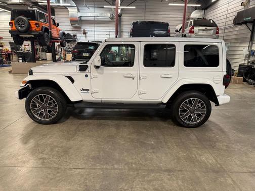 Bright White Clearcoat 2022 Jeep Wrangler Unlimited 4xe Sahara High Altitude