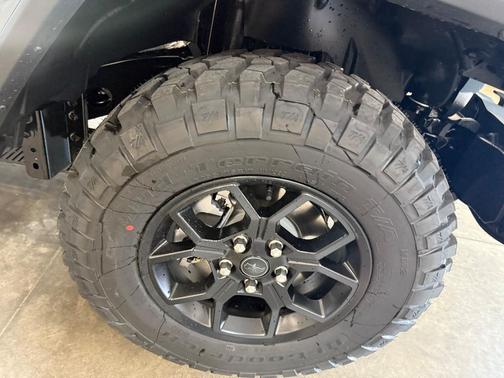 Anvil Clearcoat 2025 Jeep Gladiator High Tide