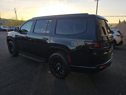 Diamond Black Crystal Pearlcoat 2022 Jeep Wagoneer Series I Obsidian 4x4