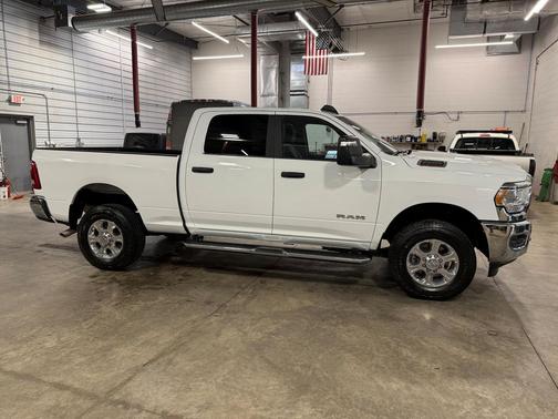Bright White Clearcoat 2024 RAM 2500 Big Horn Crew Cab 4x4 6'4' Box