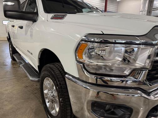 Bright White Clearcoat 2024 RAM 2500 Big Horn Crew Cab 4x4 6'4' Box