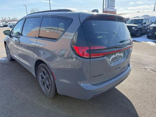 2022 Chrysler Pacifica Hybrid Touring L
