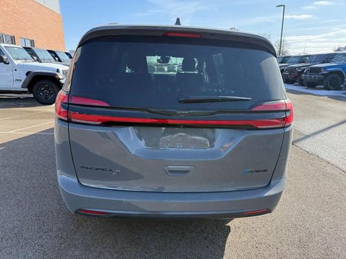 2022 Chrysler Pacifica Hybrid Touring L