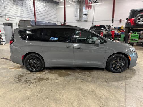 2022 Chrysler Pacifica Hybrid Touring L
