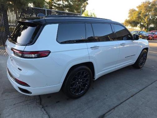 Diamond Black Crystal Pearlcoat 2023 Jeep Grand Cherokee L Summit Reserve