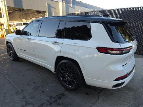 Diamond Black Crystal Pearlcoat 2023 Jeep Grand Cherokee L Summit Reserve