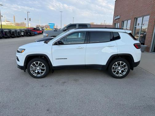 Bright White Clearcoat 2024 Jeep Compass Latitude Lux