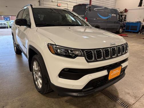 Bright White Clearcoat 2024 Jeep Compass Latitude Lux