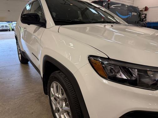 Bright White Clearcoat 2024 Jeep Compass Latitude Lux