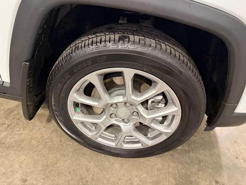 Bright White Clearcoat 2024 Jeep Compass Latitude Lux