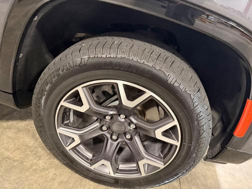 Baltic Gray Metallic Clearcoat 2023 Jeep Wagoneer Series III 4x4
