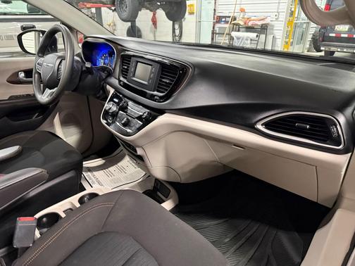 2017 Chrysler Pacifica LX