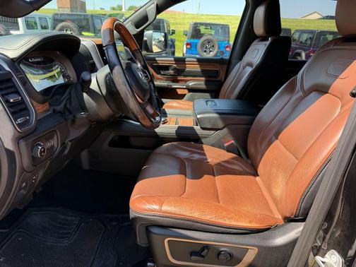 Diamond Black Crystal Pearlcoat 2019 RAM 1500 Longhorn