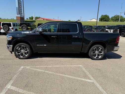 Diamond Black Crystal Pearlcoat 2019 RAM 1500 Longhorn