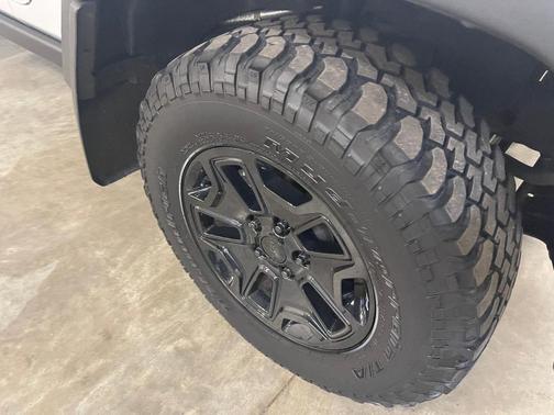 Photo 4 of 48 of 2017 Jeep Wrangler Sport