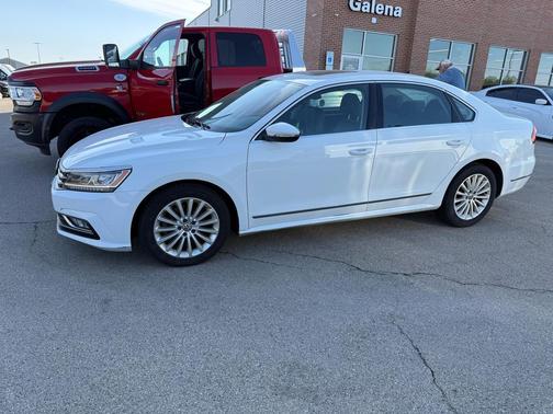 Pure White 2016 Volkswagen Passat 1.8T SE w/Technology
