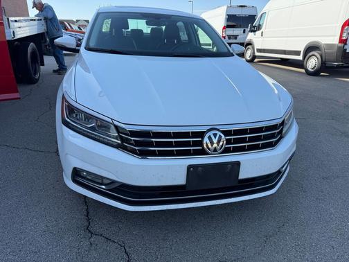 Pure White 2016 Volkswagen Passat 1.8T SE w/Technology