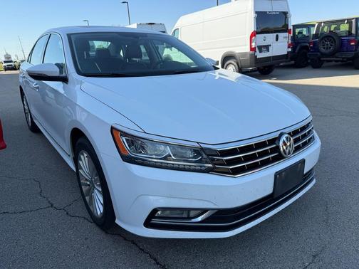 Pure White 2016 Volkswagen Passat 1.8T SE w/Technology
