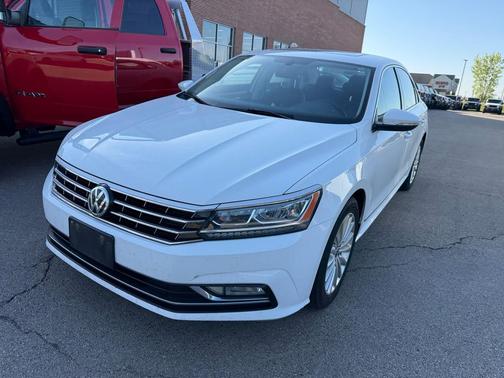 Pure White 2016 Volkswagen Passat 1.8T SE w/Technology