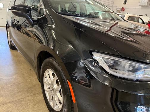 Brilliant Black Crystal Pearlcoat 2023 Chrysler Pacifica Touring L