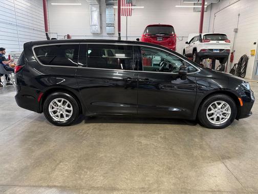 Brilliant Black Crystal Pearlcoat 2023 Chrysler Pacifica Touring L
