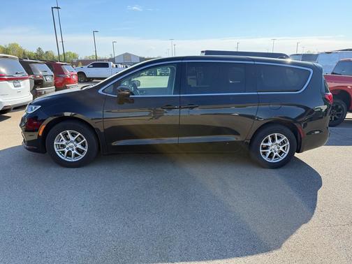Brilliant Black Crystal Pearlcoat 2023 Chrysler Pacifica Touring L
