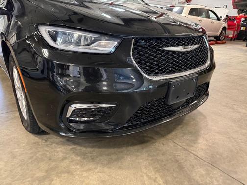 Brilliant Black Crystal Pearlcoat 2023 Chrysler Pacifica Touring L