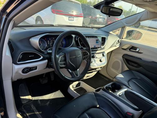 Brilliant Black Crystal Pearlcoat 2023 Chrysler Pacifica Touring L