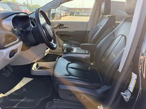 Brilliant Black Crystal Pearlcoat 2023 Chrysler Pacifica Touring L
