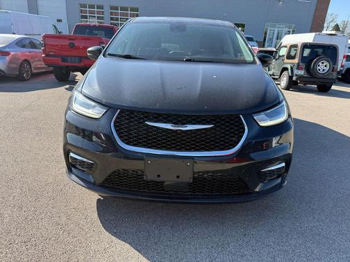 Brilliant Black Crystal Pearlcoat 2023 Chrysler Pacifica Touring L