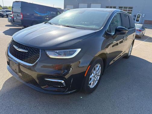 Brilliant Black Crystal Pearlcoat 2023 Chrysler Pacifica Touring L