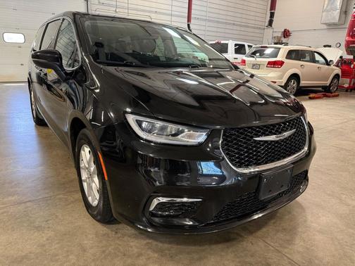 Brilliant Black Crystal Pearlcoat 2023 Chrysler Pacifica Touring L