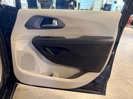 Brilliant Black Crystal Pearlcoat 2023 Chrysler Pacifica Touring L