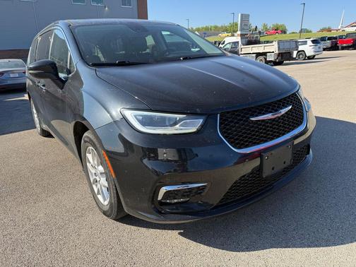 Brilliant Black Crystal Pearlcoat 2023 Chrysler Pacifica Touring L
