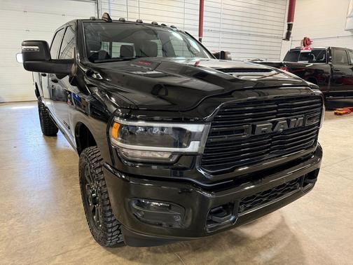 Diamond Black Crystal Pearlcoat 2023 RAM 2500 Laramie Crew Cab 4x4 6'4' Box