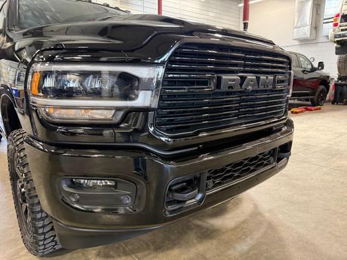 Diamond Black Crystal Pearlcoat 2023 RAM 2500 Laramie Crew Cab 4x4 6'4' Box