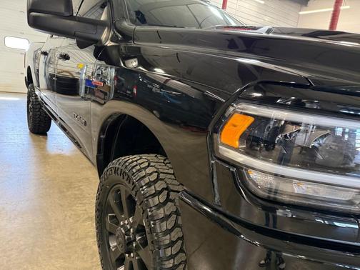 Diamond Black Crystal Pearlcoat 2023 RAM 2500 Laramie Crew Cab 4x4 6'4' Box