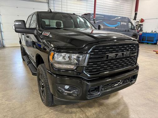 Diamond Black Crystal Pearlcoat 2024 RAM 2500 Big Horn Crew Cab 4x4 6'4' Box