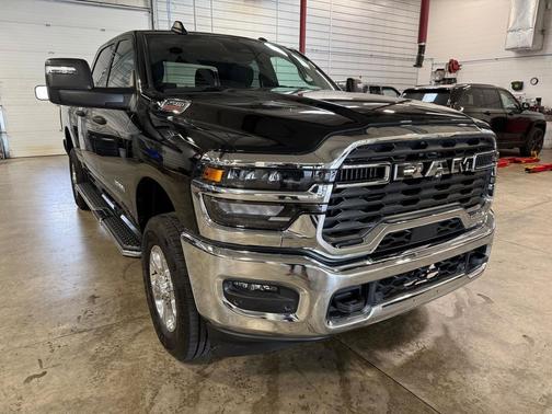 Diamond Black Crystal Pearlcoat 2026 RAM 2500 Big Horn Crew Cab 4x4 6'4' Box