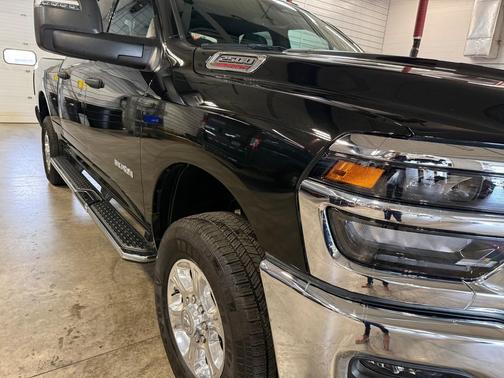 Diamond Black Crystal Pearlcoat 2026 RAM 2500 Big Horn Crew Cab 4x4 6'4' Box