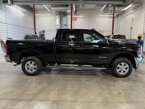 Diamond Black Crystal Pearlcoat 2026 RAM 2500 Big Horn Crew Cab 4x4 6'4' Box