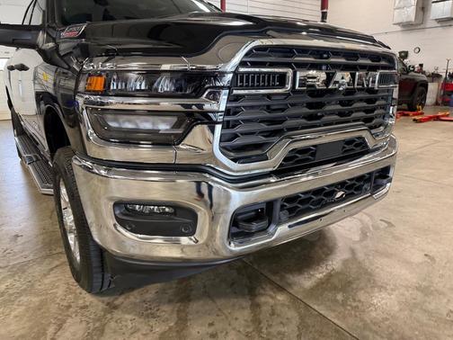 Diamond Black Crystal Pearlcoat 2026 RAM 2500 Big Horn Crew Cab 4x4 6'4' Box