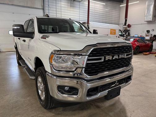 Bright White Clearcoat 2024 RAM 2500 Big Horn Crew Cab 4x4 6'4' Box
