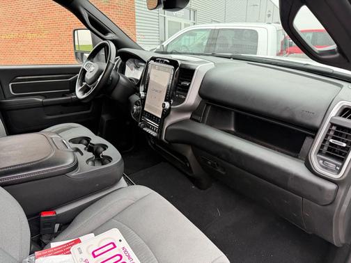 Bright White Clearcoat 2024 RAM 2500 Big Horn Crew Cab 4x4 6'4' Box