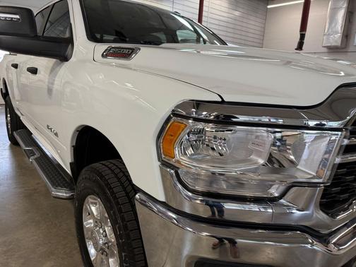 Bright White Clearcoat 2024 RAM 2500 Big Horn Crew Cab 4x4 6'4' Box