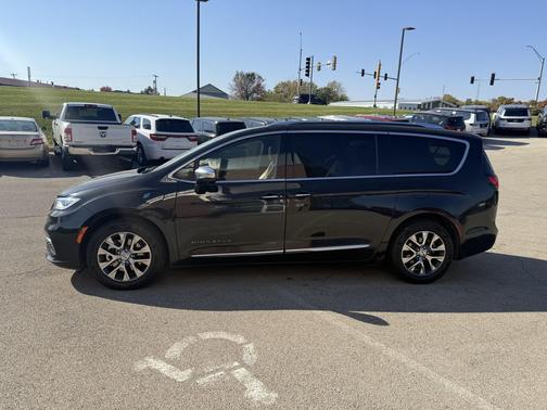 Brilliant Black Crystal Pearlcoat 2022 Chrysler Pacifica L