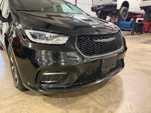 Brilliant Black Crystal Pearlcoat 2023 Chrysler Pacifica Hybrid Touring L