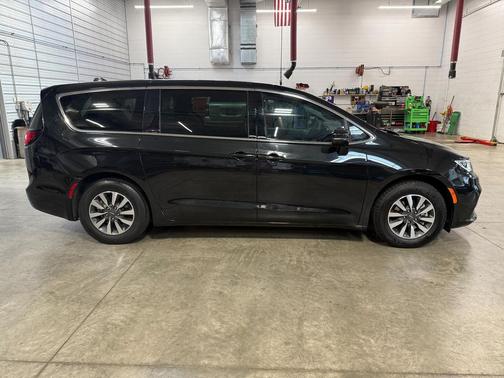 2022 Chrysler Pacifica Hybrid Touring L