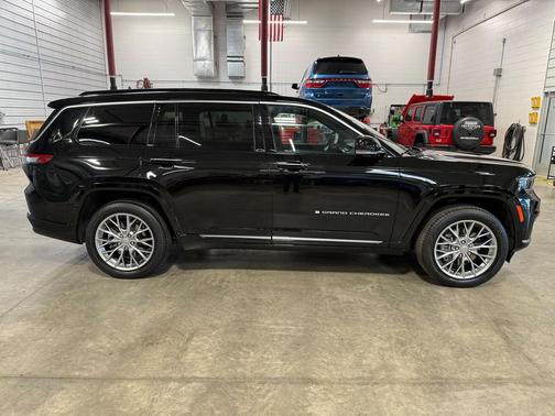 Diamond Black Crystal Pearlcoat 2025 Jeep Grand Cherokee L Summit